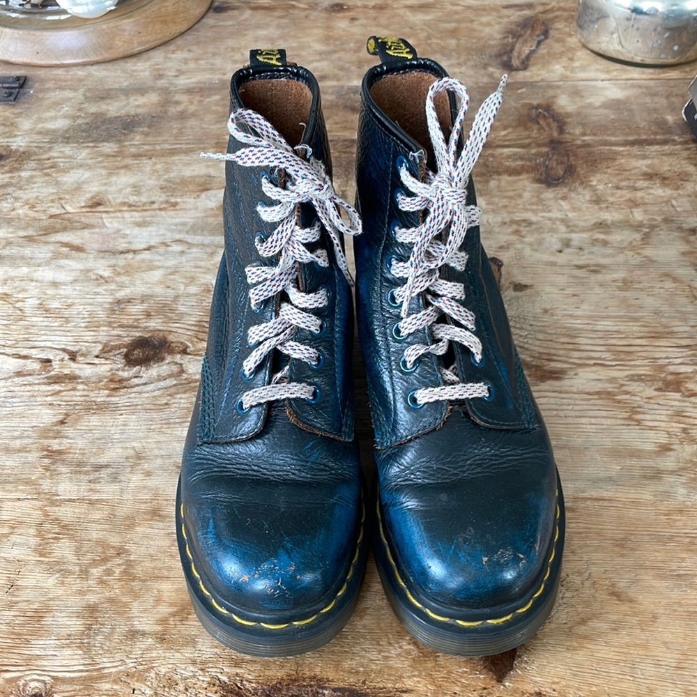 DR. MARTENS VINTAGE 8-EYELIT BRIGHT BLUE/BLACK LACE BOOT SZ US 5